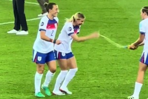 大場(chǎng)面女士！凱莉78分鐘替補(bǔ)登場(chǎng)造2球，幫助英格蘭淘汰瑞典女足