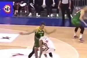 柔韌性也是天賦！文班亞馬摔的瞬間有點(diǎn)嚇人，不過(guò)馬上站起來(lái)！