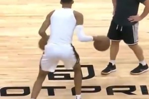 文班這個(gè)雙手控球視頻在外網(wǎng)火了！這身體協(xié)調(diào)性真好??！