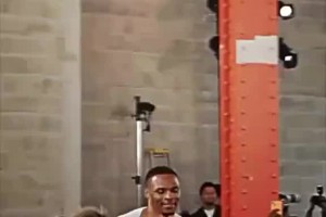 今夏眾多球星都去參加巴黎時(shí)裝秀，還是威少穿得最騷??