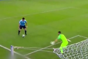 ??足球鬼才！蘇牙投訴對(duì)方門將手球！