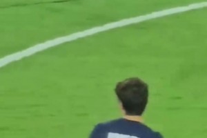 歐超杯賽后花絮：李剛?cè)屎蜔岽糖騿T以及教練致意