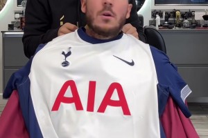 阿扎爾無奈！理發(fā)店的托尼給阿扎爾披上了熱刺球衣??