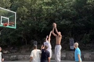 這才是真正的中國(guó)行？“高僧”文班少林寺跳投欺負(fù)人！出手比筐高