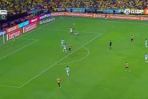 阿根廷0-1落后！塔利亞菲科半場補時階段送點，瓦倫西亞點射破門