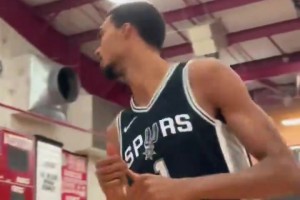 新賽季真的快來了！馬刺全隊(duì)參加訓(xùn)練賽，一個個都秀起了扣籃??