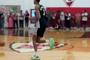 文班亞馬下沉社區(qū)為球迷表演扣籃 這狀態(tài)下賽季滿血回歸？??