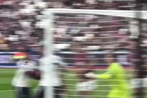 首秀就送上助攻！現(xiàn)場直拍西蒙斯角球助攻薩爾頭球破門！