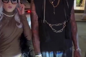 還是一樣潮！網(wǎng)友街頭偶遇羅德曼：這哪里像64歲的大爺??？