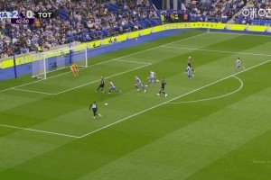 熱刺扳回一球！理查利森倒地掃射擊中門將破門，仍1-2落后布萊頓