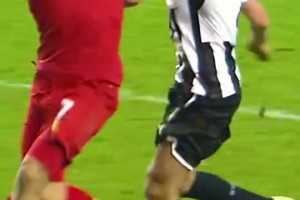 技術(shù)流的魅力！蘇亞雷斯神作：在科洛奇尼推搡下完成同向卸球！