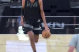 文班亞馬這一個(gè)回合看到三個(gè)球員影子！KD字母奧胖！