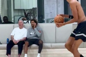 馬刺隊(duì)魂！波波維奇現(xiàn)身觀看文班亞馬訓(xùn)練三分??????