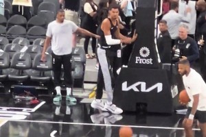 太輕松了吧，文班賽前表演胯下?lián)Q手風(fēng)車