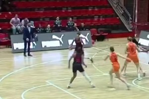 家族基因真強(qiáng)！文班亞馬的姐姐長得不高，但這技術(shù)確實(shí)很有東西！