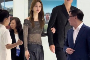 焦點(diǎn)不是車(chē)！是周鵬身邊美到窒息的愛(ài)妻?