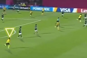 這是開了氮?dú)饧铀?？U17世界杯南非小將后場上演暴力半場超車！