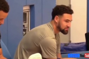 要不考慮一下？美媒扒出：庫(kù)里曾拿起克萊的KT5戰(zhàn)靴仔細(xì)端詳~