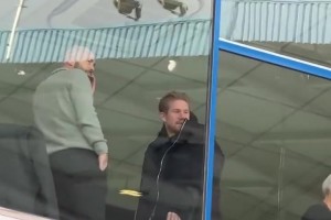 最新動態(tài)！德布勞內(nèi)閃現(xiàn)亨克和好友去看比賽！