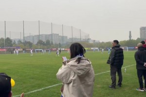 這歌聲打幾分?。楷F(xiàn)場(chǎng)實(shí)拍：天津女球迷場(chǎng)邊唱歌助威老甲A！