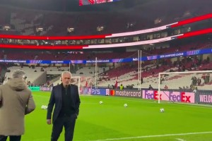 歐冠2連勝！賽后穆里尼奧聽到球迷的呼喚，滿足他們的合影要求