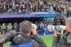 賽前記者們的“長槍短炮”都對(duì)著替補(bǔ)席上的姆巴佩