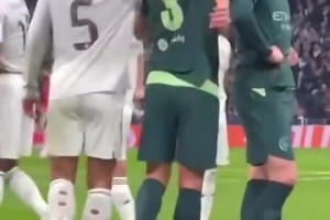 哈蘭德罰點(diǎn)前貝林厄姆想碰他頭發(fā)??